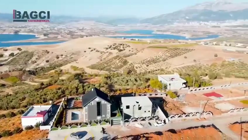 Paylaşılan villa videosundan ev ve çevresinin görüntüsü